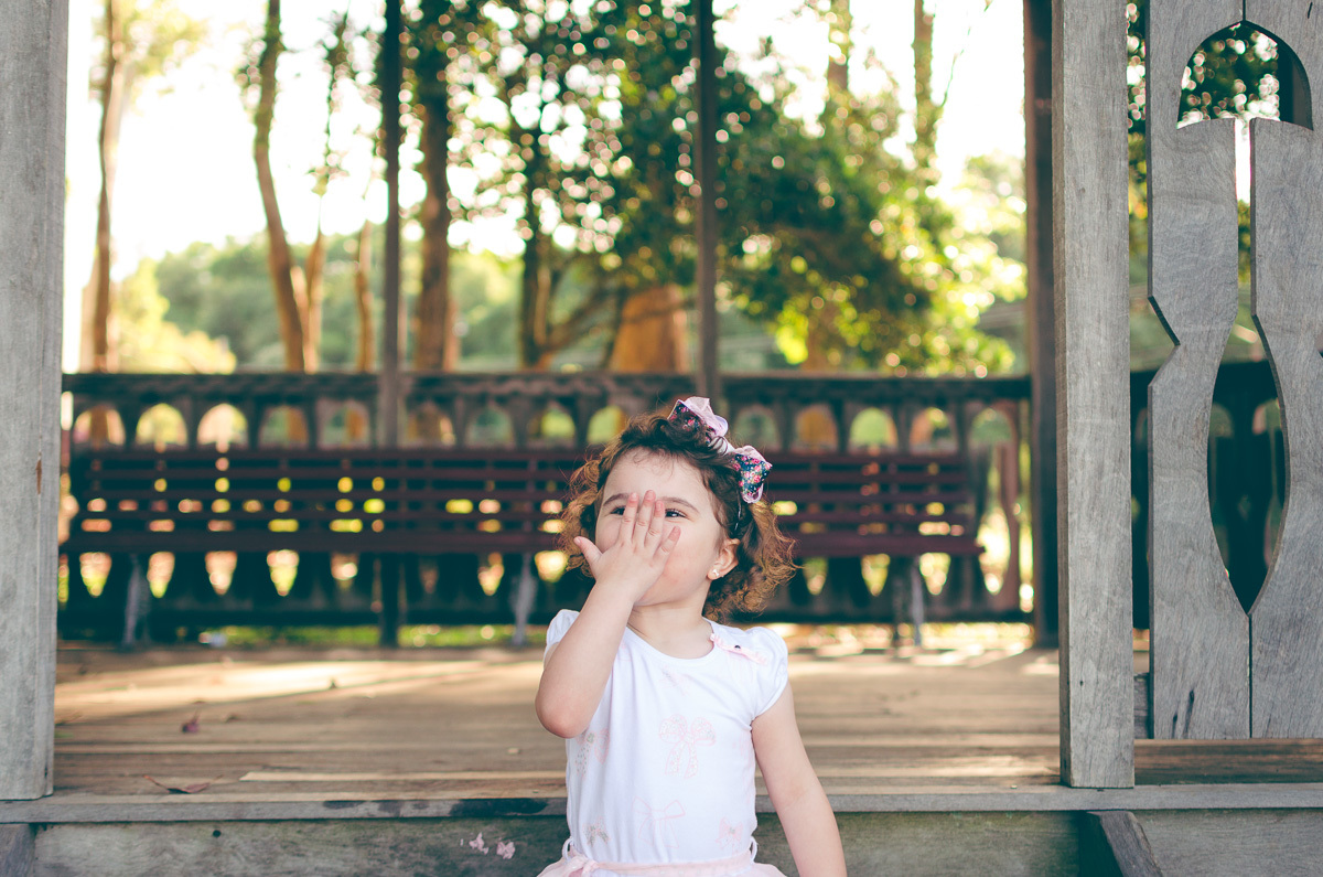 família criança beijinho