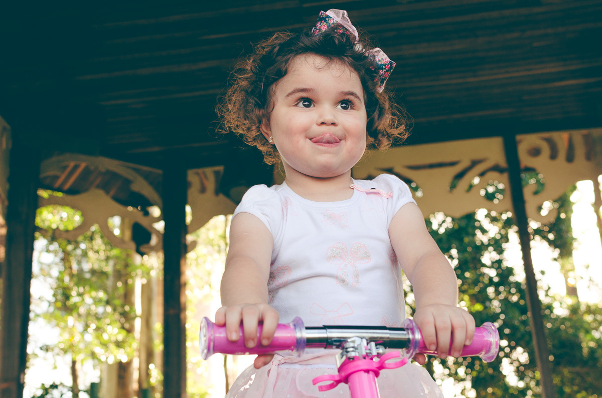 criança língua de fora