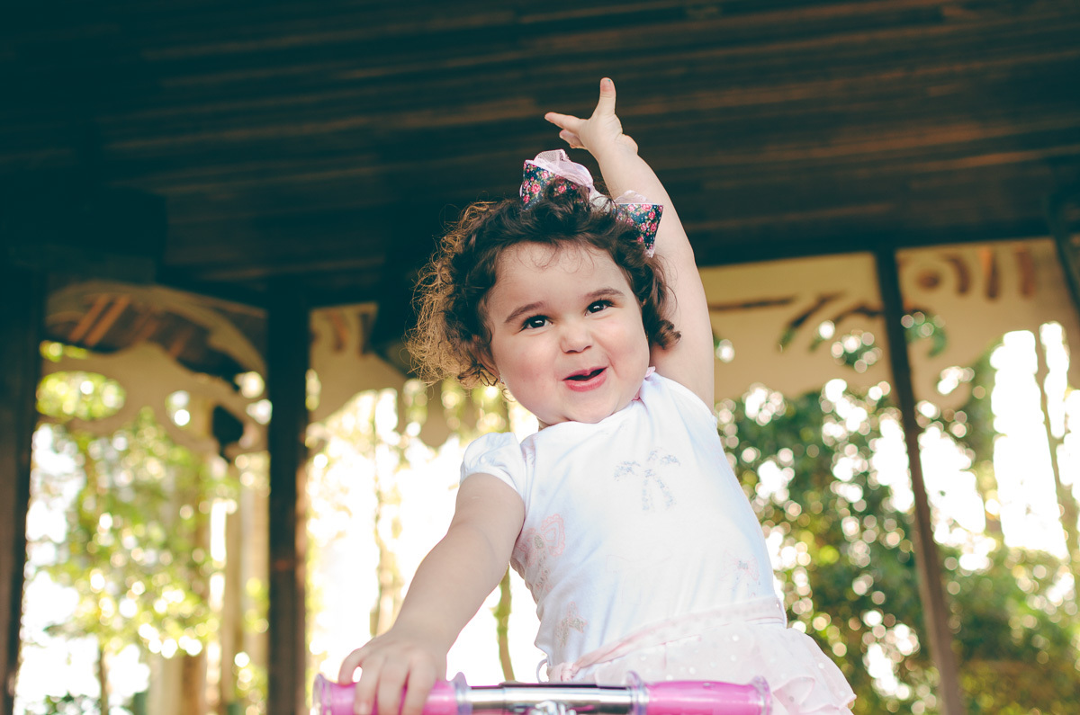 criança comemorando 