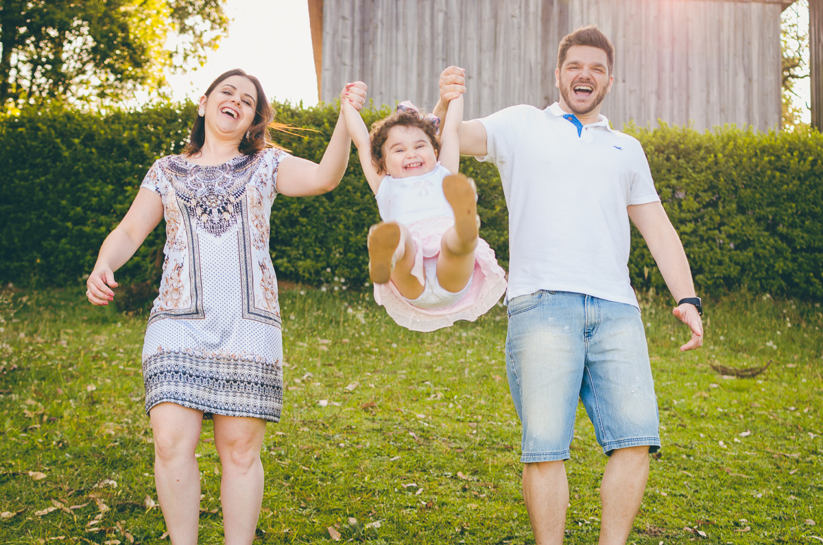 família brincando pernas pro ar