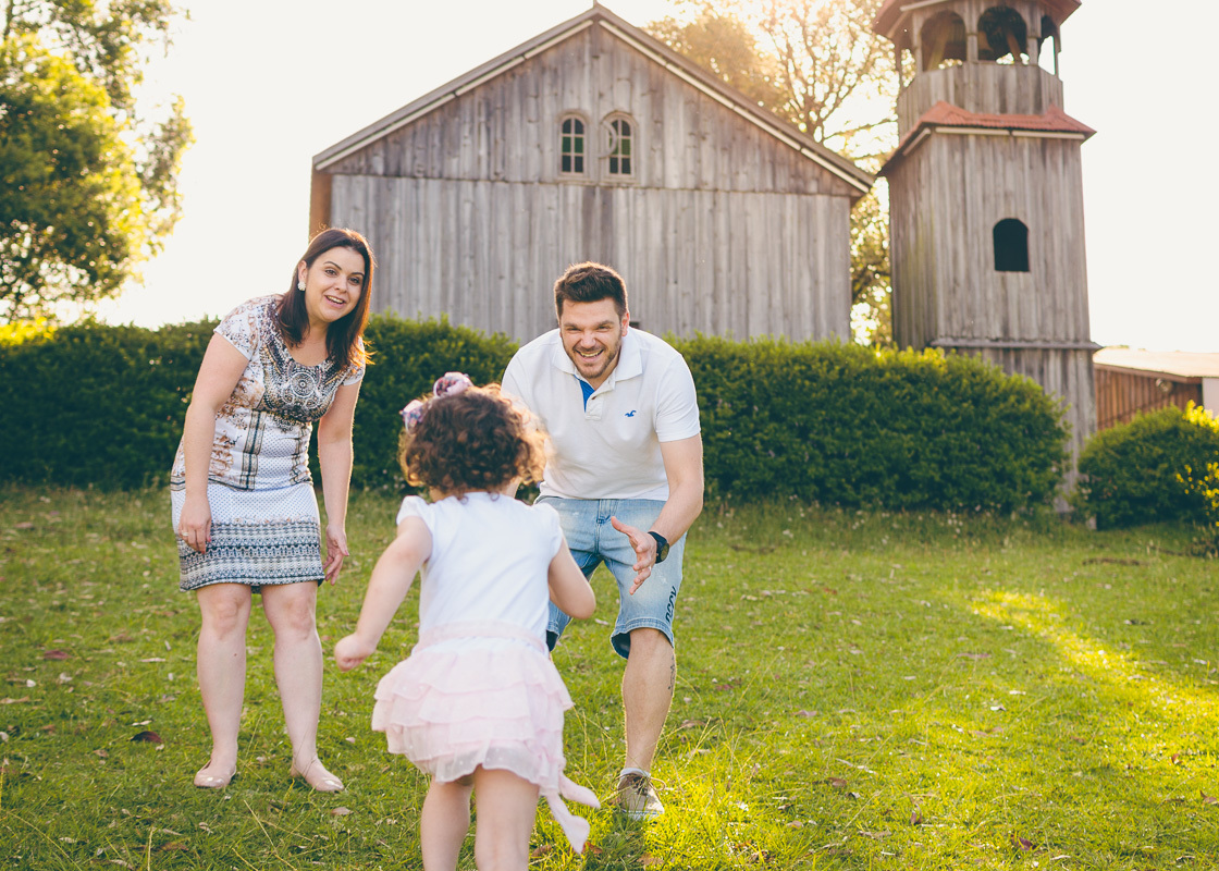 família criança correndo para os pais