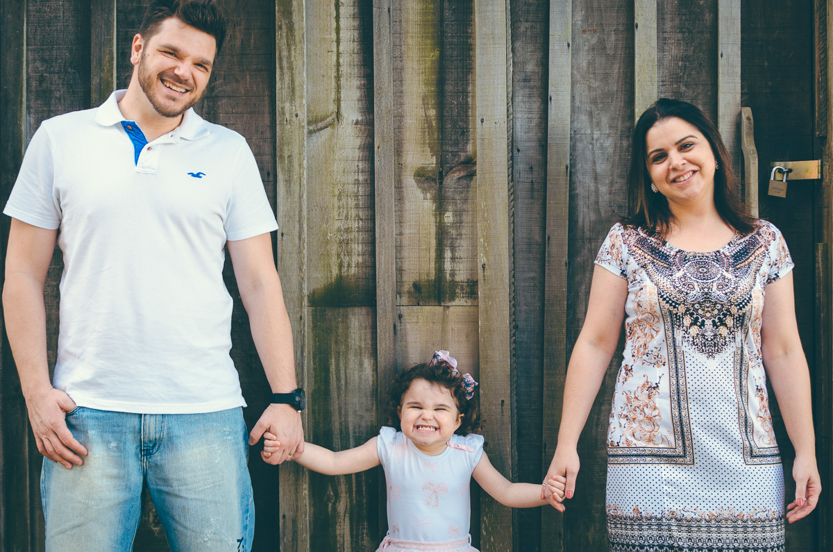 família de mãos dadas sorrindo