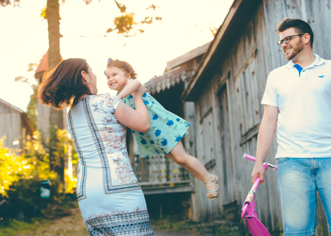 mãe girando a filha