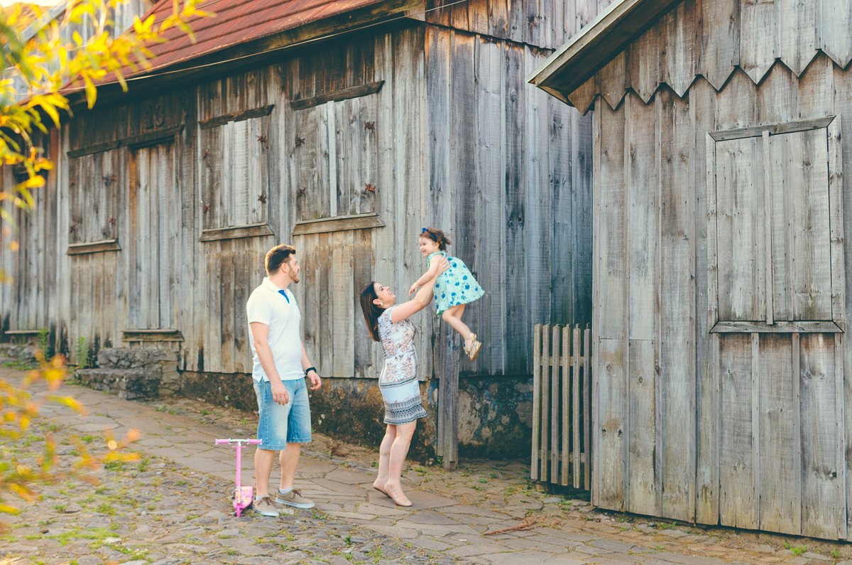 mãe levantando a filha