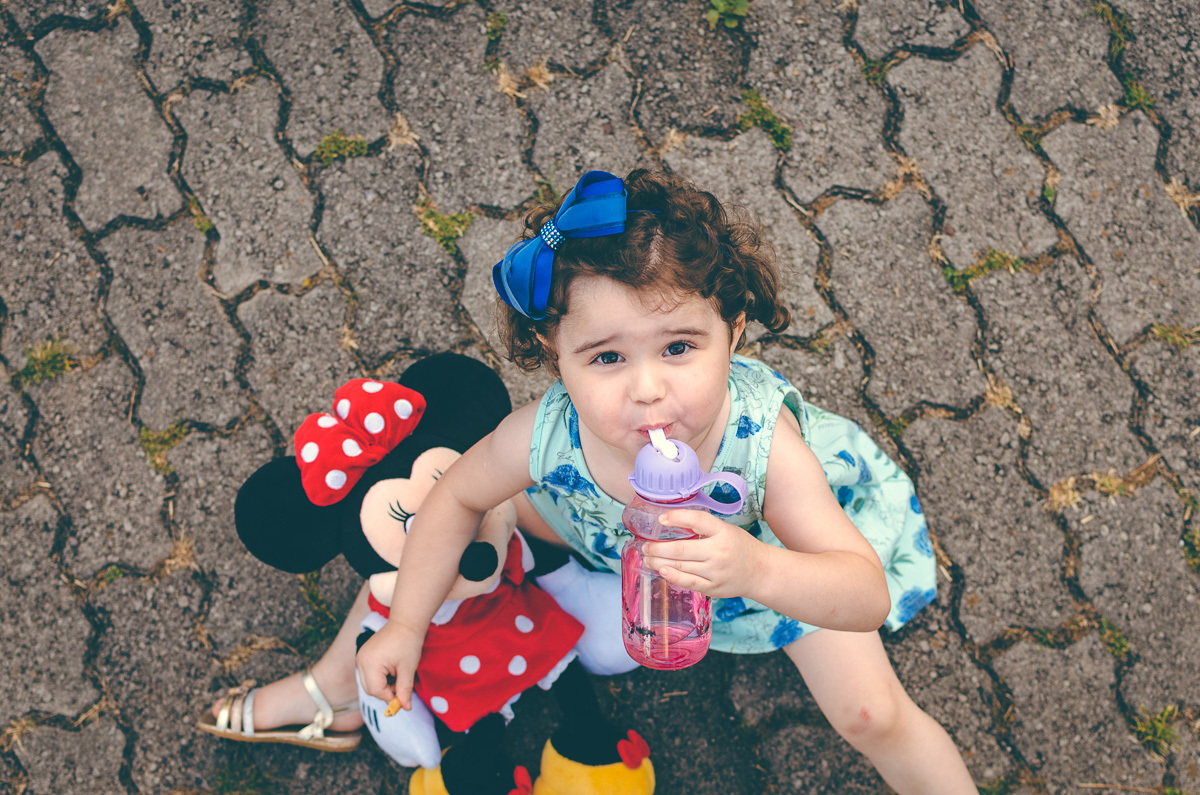criança bebendo água Minnie Mouse