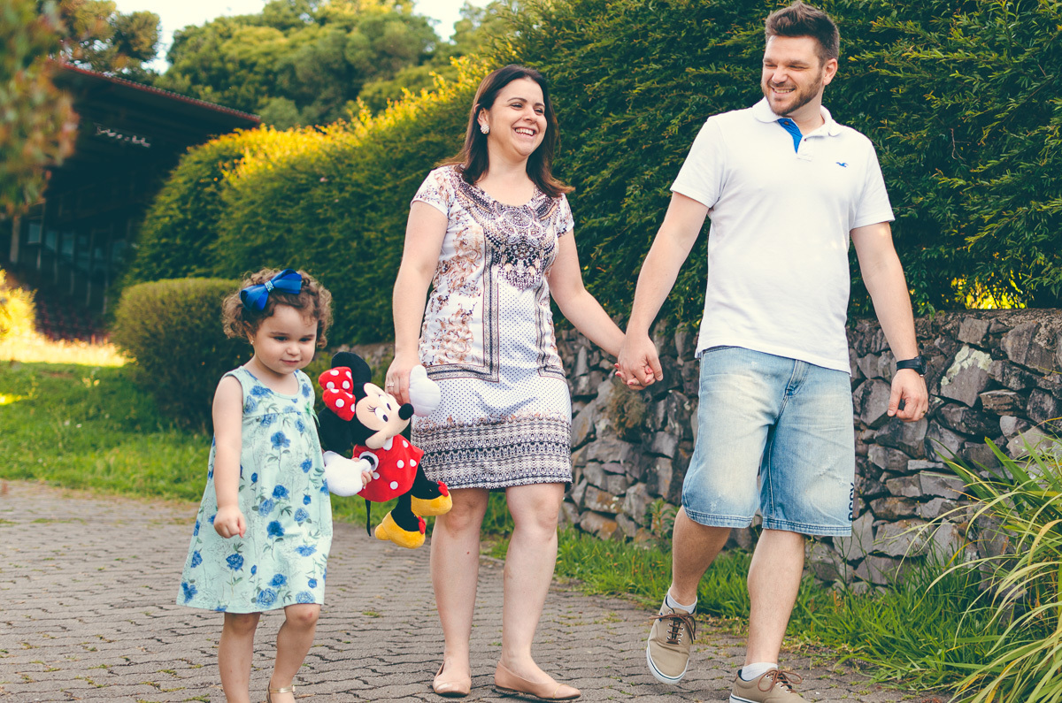 família de mãos dadas