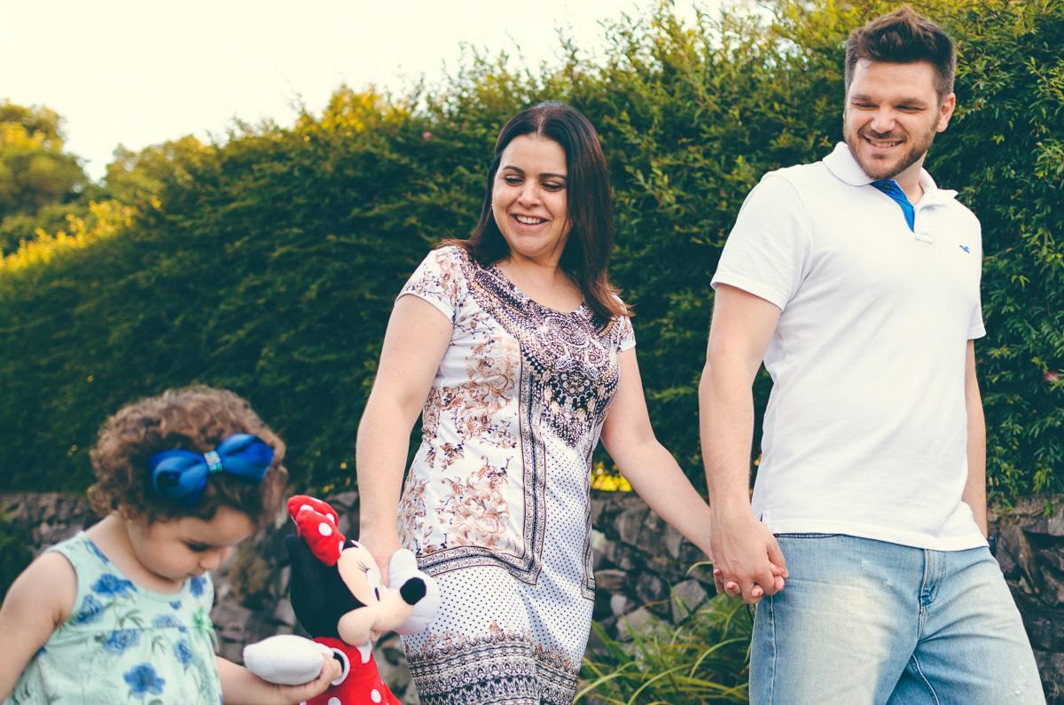 família de mãos dadas