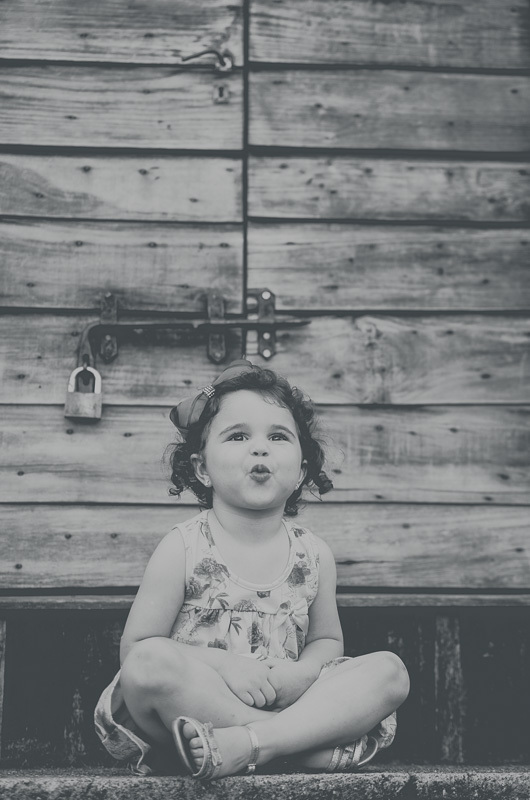 criança fazendo biquinho