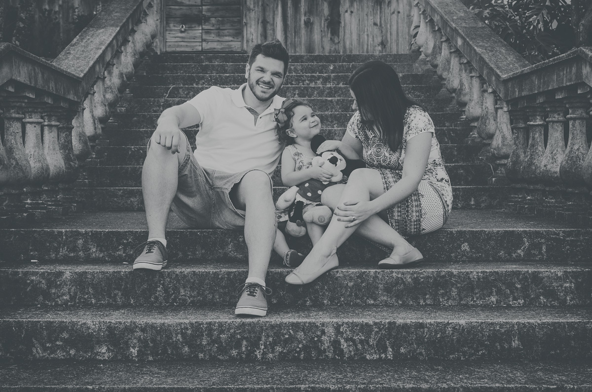retrato de família preto e branco escadas