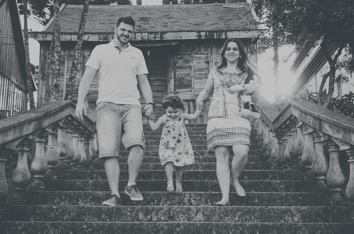 retrato de família preto e branco escadas