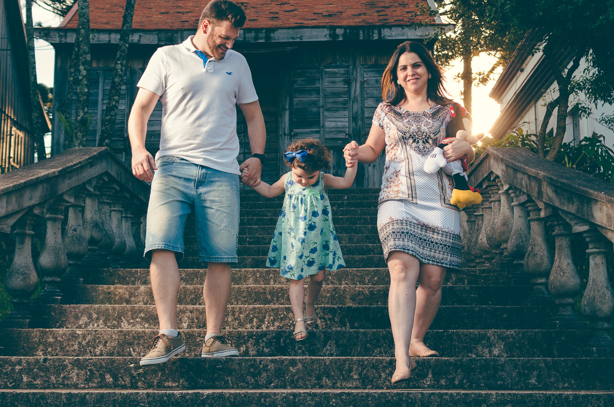 família descendo escadas