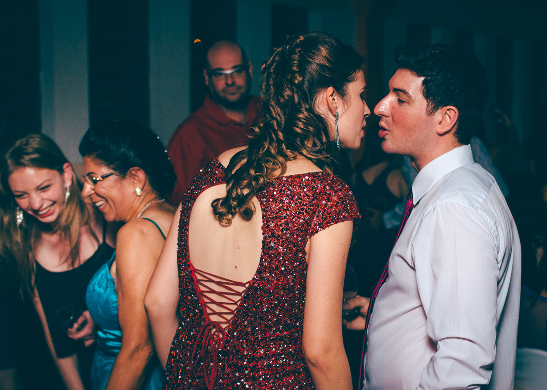 casal formando e formanda beijo