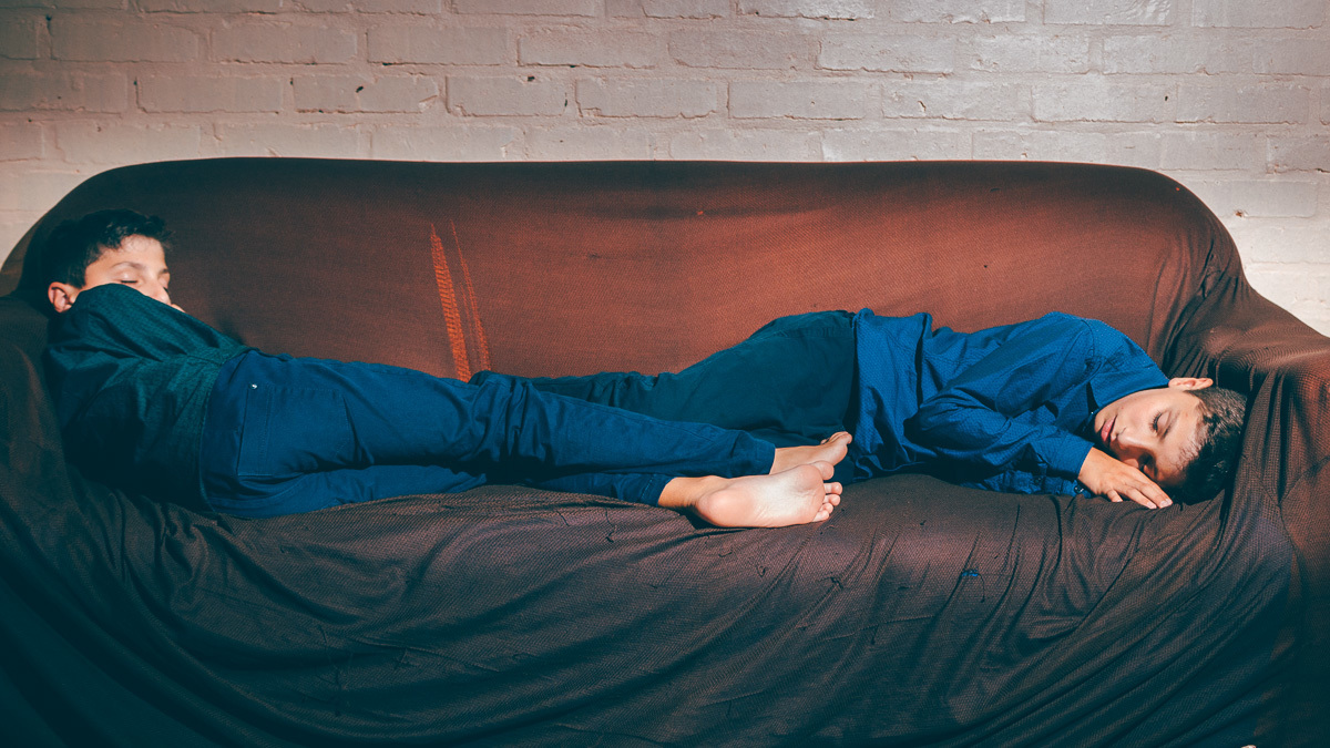 gêmeos dormindo festa de formatura