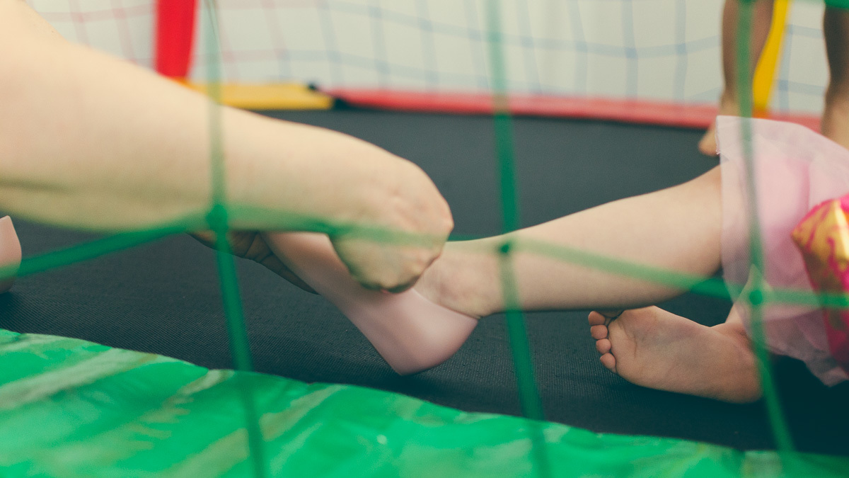 tirando sapato cama elástica festa infantil