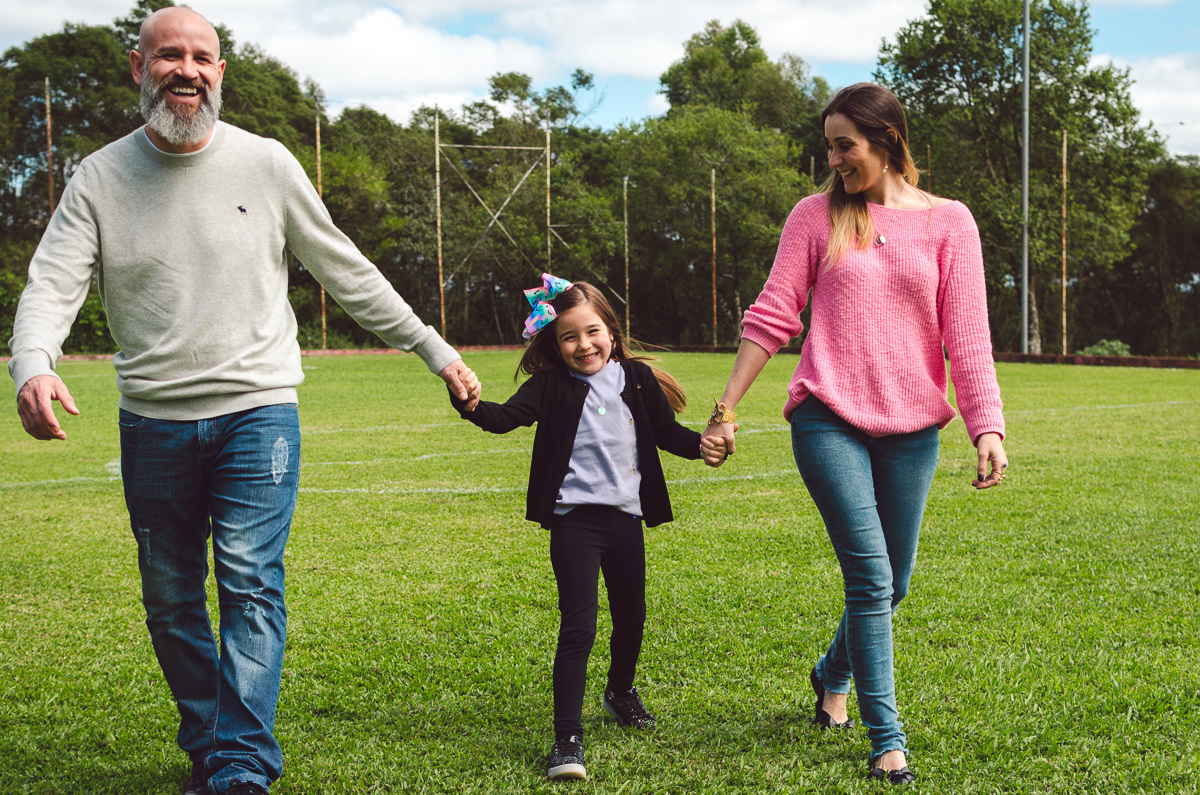 família de mãos dadas sorrindo fotógrafo de famílias Diego Ramos