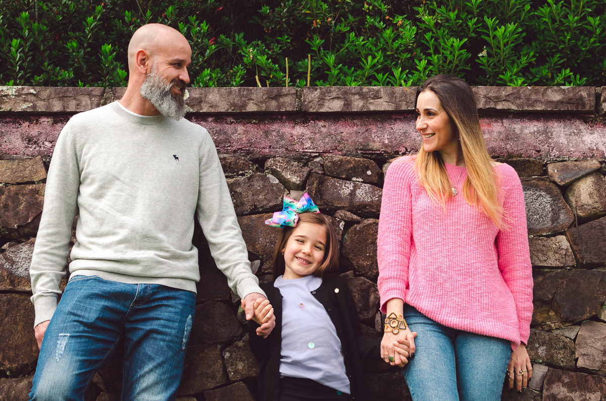 família de mãos dadas sorrindo fotógrafo de famílias Diego Ramos