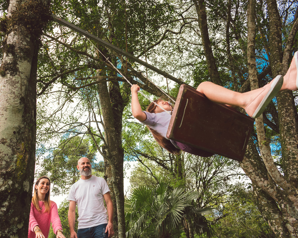 criança no balanço, pais rindo, diego fotografias, alegria