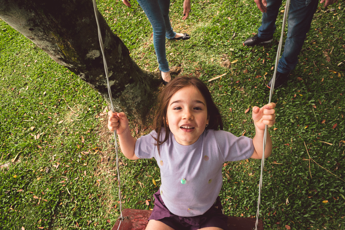 criança no balanço, pais rindo, diego fotografias, alegria