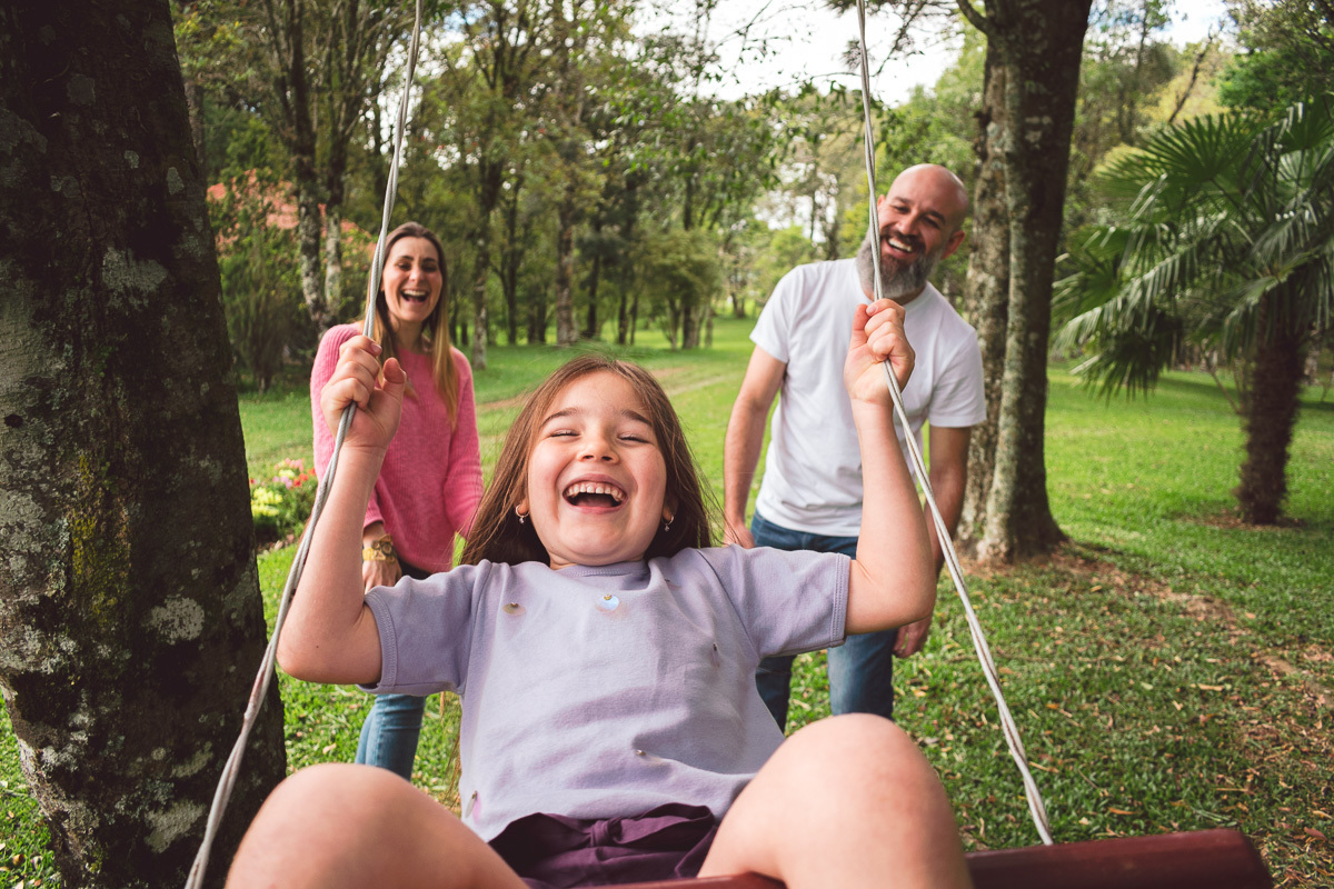 criança no balanço, pais rindo, diego fotografias, alegria