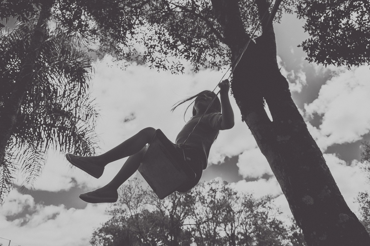 criança no balanço, pais rindo, diego fotografias, alegria