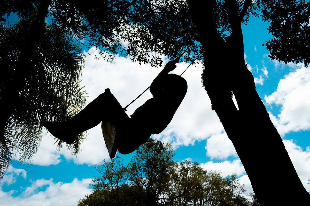 criança no balanço, pais rindo, diego fotografias, alegria