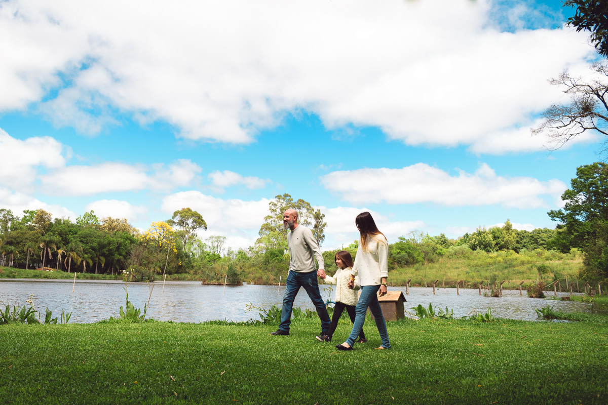 família de mãos dadas sorrindo fotógrafo de famílias Diego Ramos