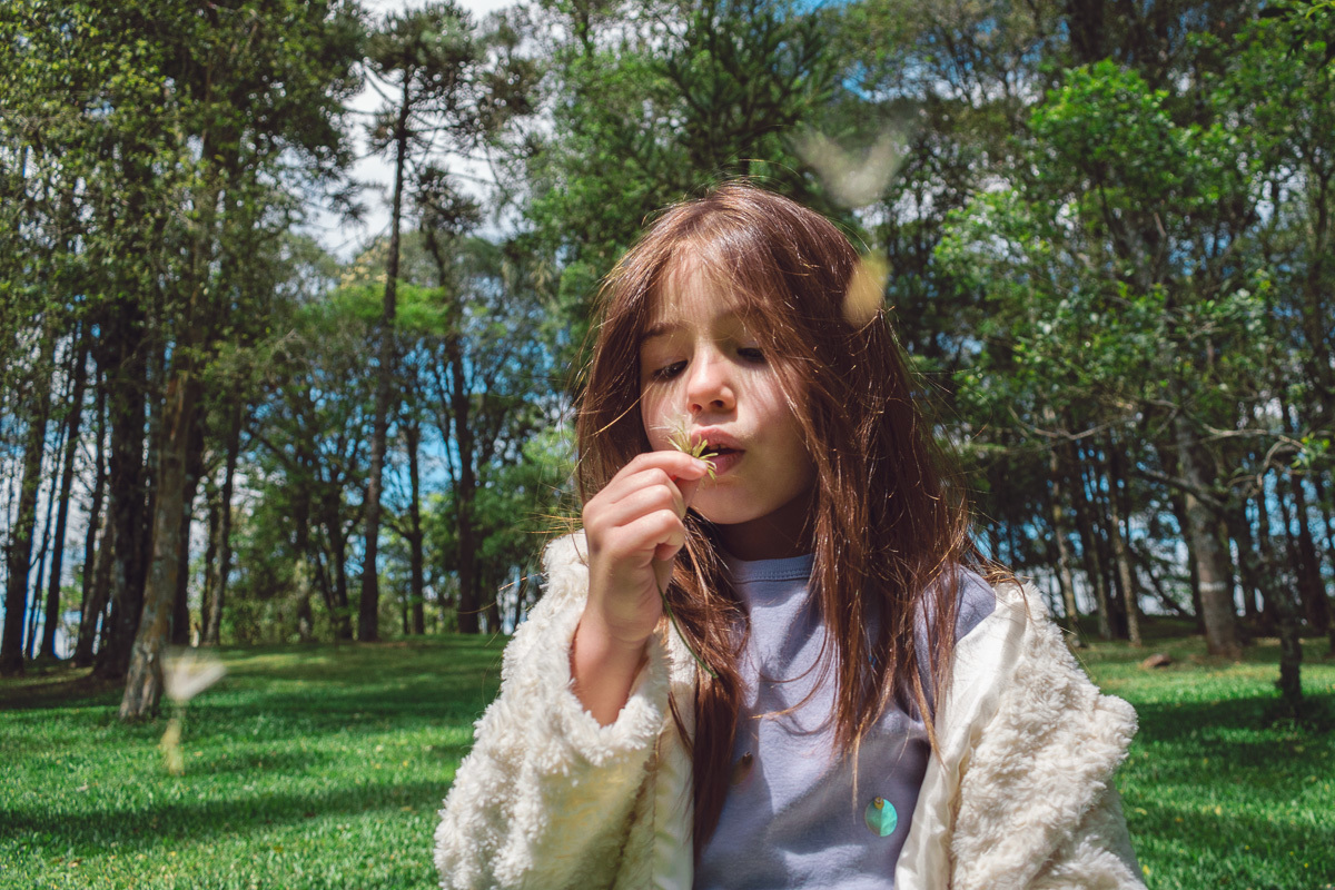 dente de leão criança assoprando, fotógrafo de família, melhor fotógrafo de família