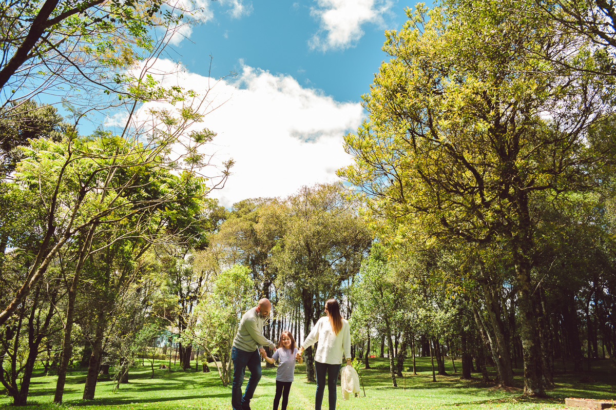 família de mãos dadas sorrindo fotógrafo de famílias Diego Ramos, melhor fotógrafo de família