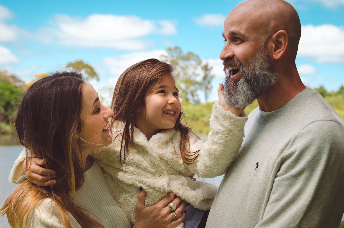 carinho na barba, família se divertindo, caxias do sul, pai barbudo