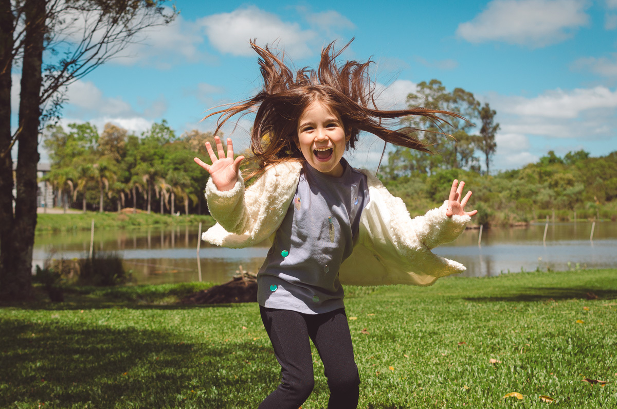 cabelo em pé criança pulando