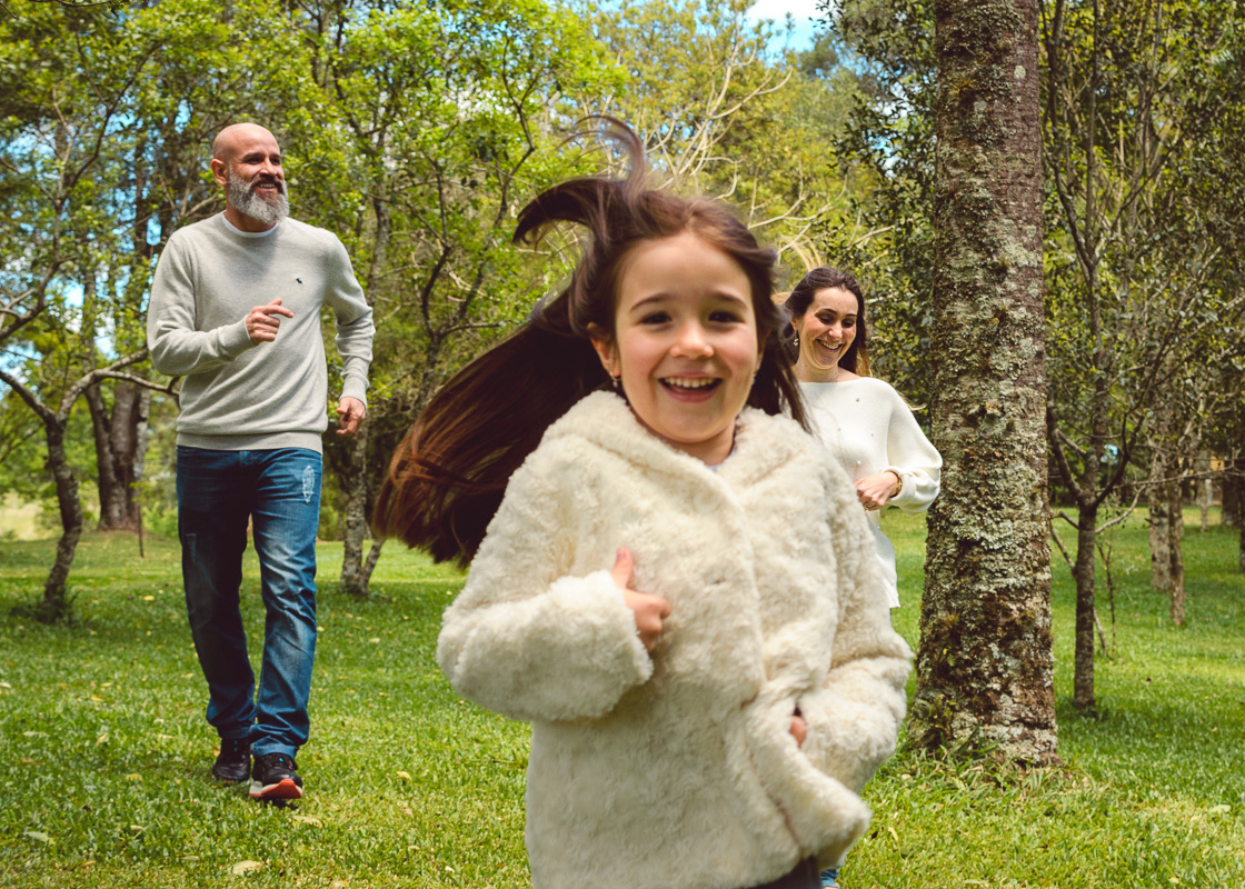 família correndo sorrindo fotógrafo de famílias Diego Ramos, melhor fotógrafo de família