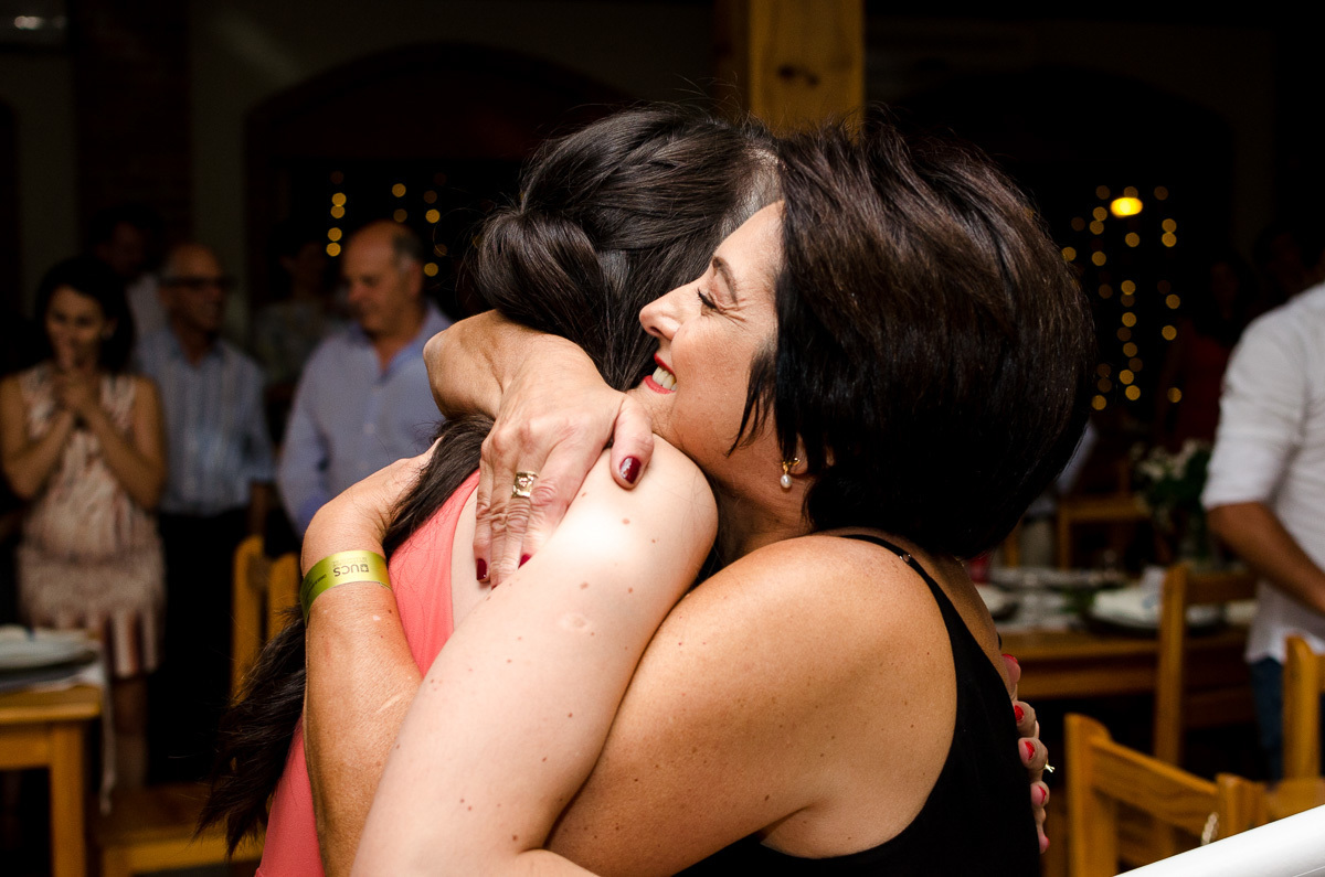 Festa de formatura, fotógrafo de formatura, Diego Fotógrafo, abraço formanda