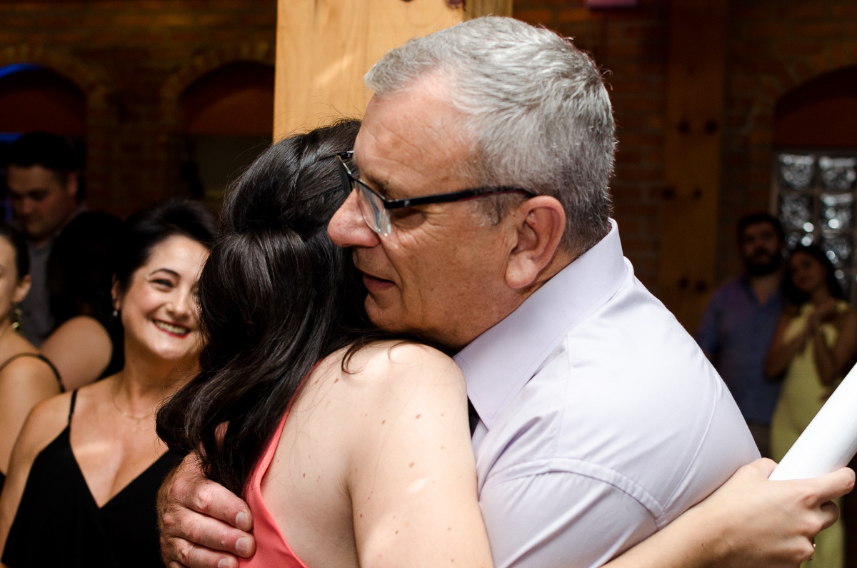 Festa de formatura, fotógrafo de formatura, Diego Fotógrafo, abraço formanda