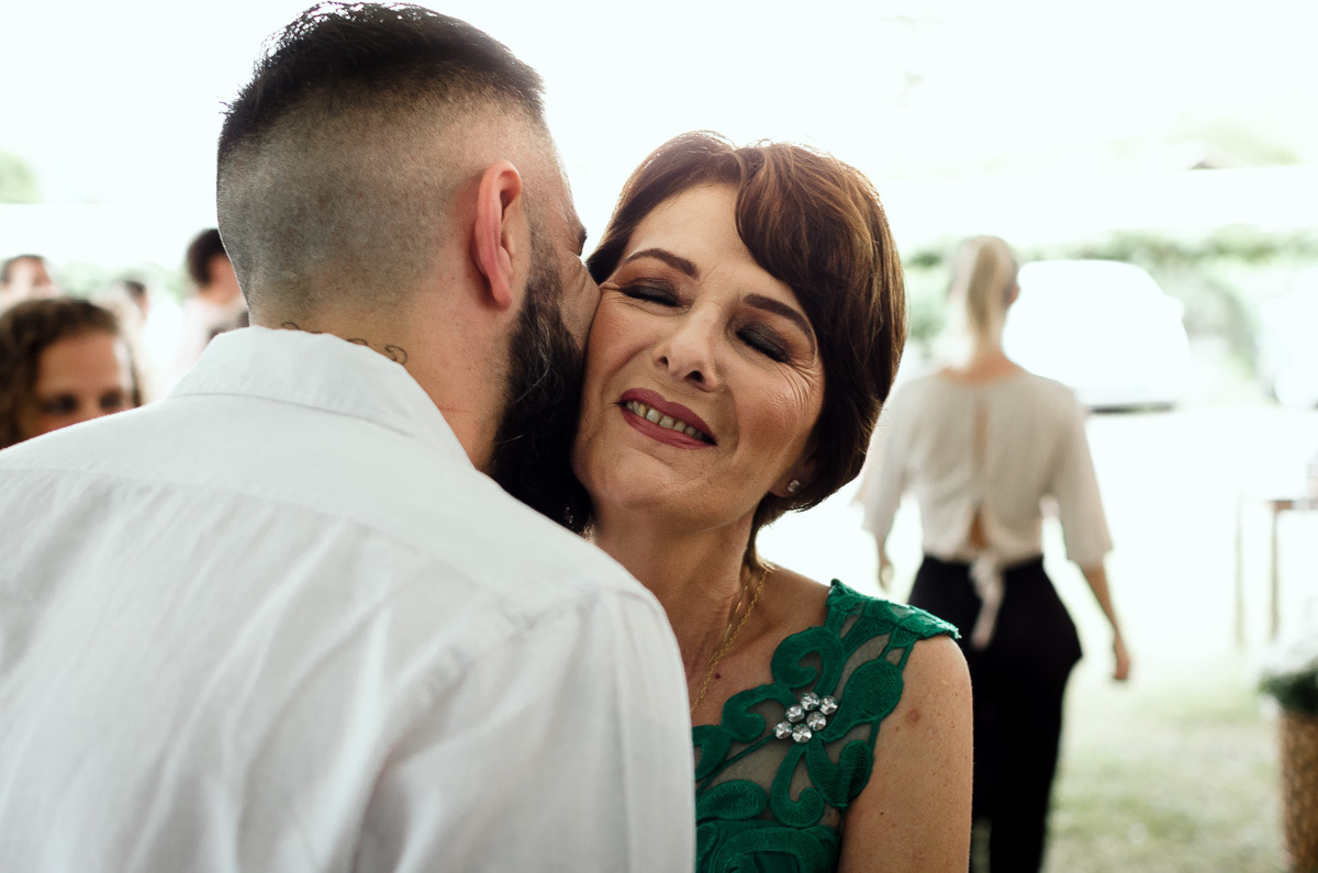 noivo e mãe do noivo, casamento boho chique, casamento diurno, fotógrafo de casamento