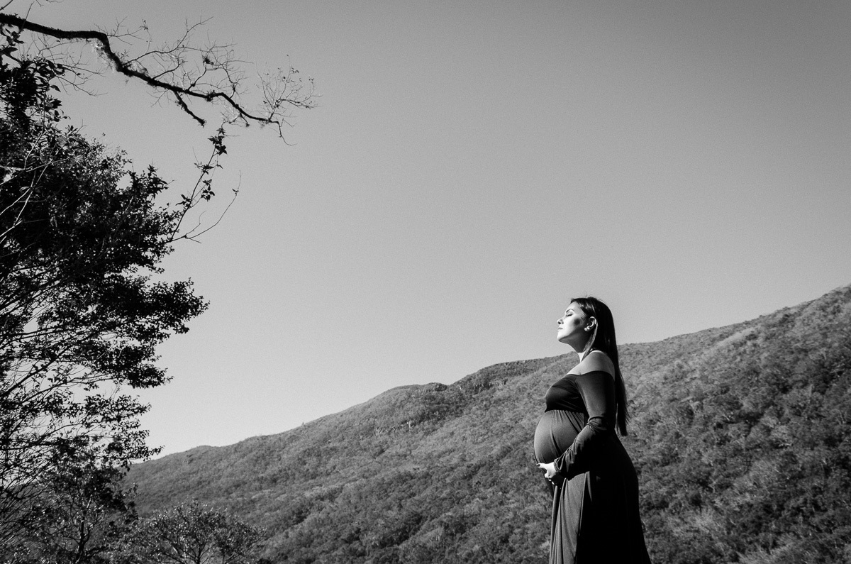 gestante, ensaio gestante, fotos de gestante, vestido azul gestante, cachoeira dos borges, ensaio gestante, cabanas, gestante, trip advisor, decolar, booking, fotógrafo de gestante, pb gestante, gestante preto e branco