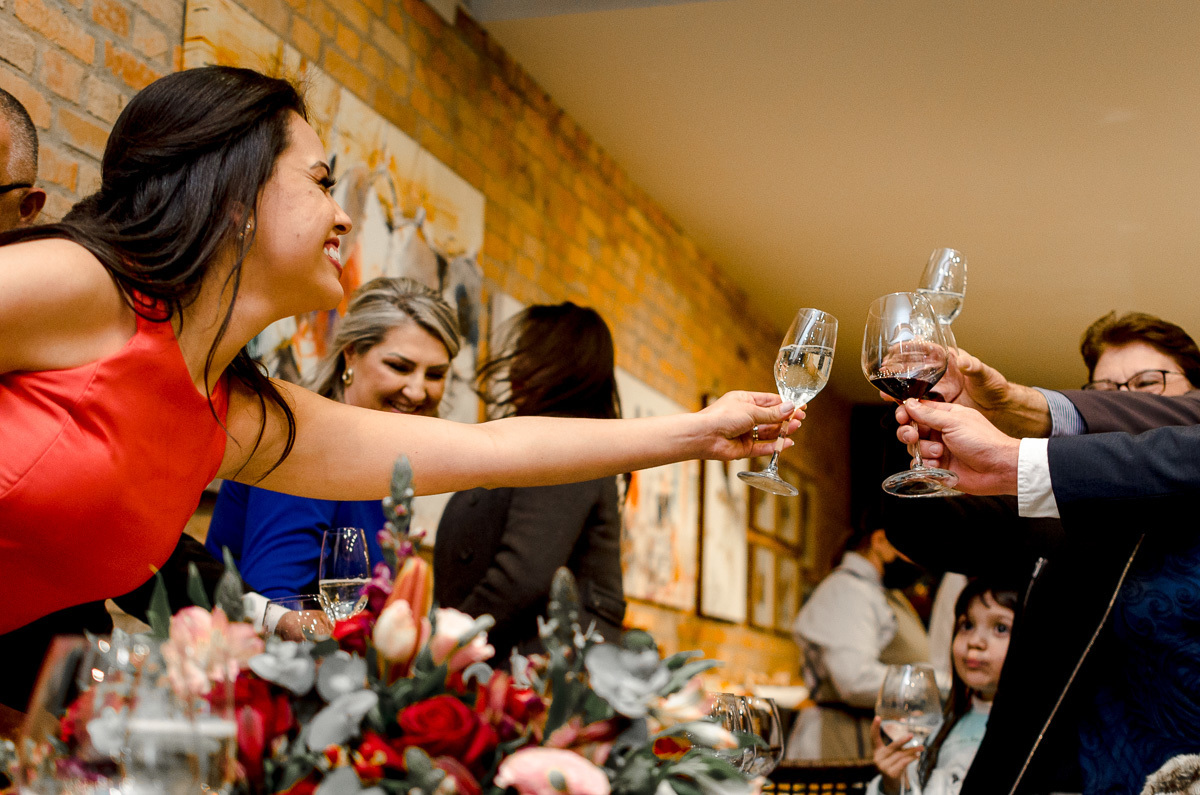 janta de formatura, medicina,  blue tree towers caxias do sul, espontâneo, fotógrafo de formatura, formatura, abraço, momento, brinde
