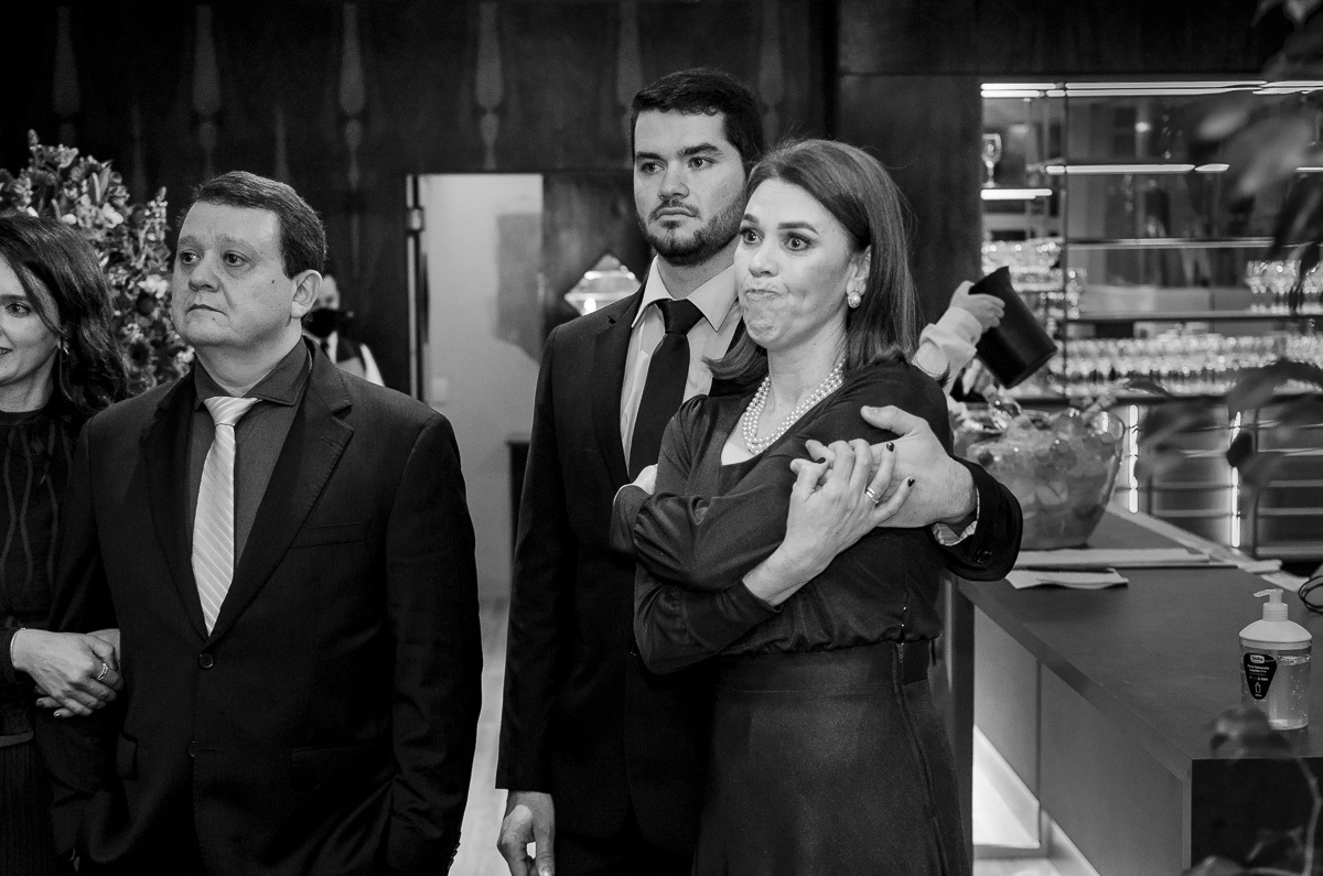 janta de formatura, medicina,  blue tree towers caxias do sul, espontâneo, fotógrafo de formatura, formatura, abraço, momento