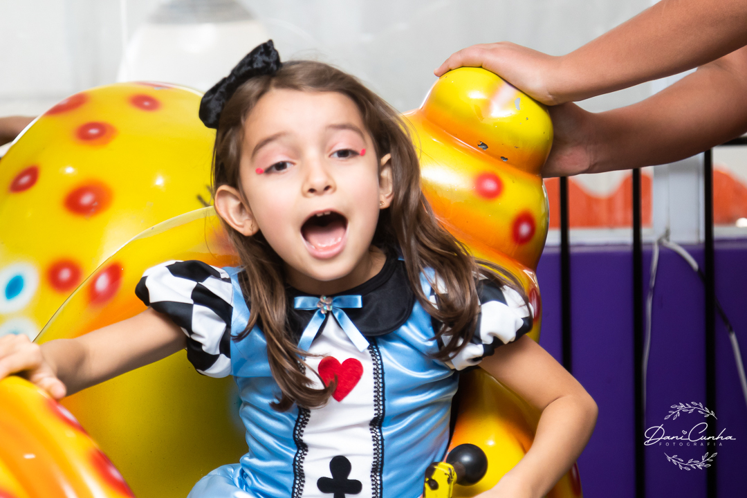 menina brincando em carrinho de buffet