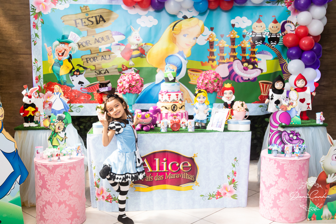 menina fantasiada de Alice em festa com o tema Alice no País das Maravilhas