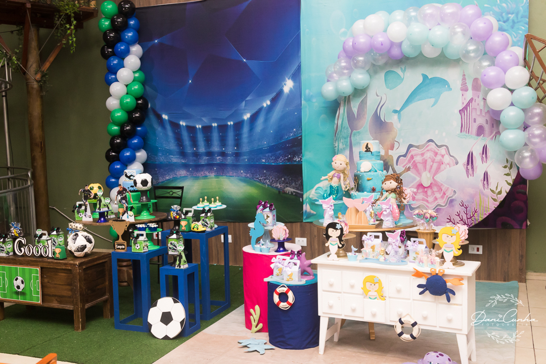 duas mesas de decoração na mesma festa com tema sereia e futebol