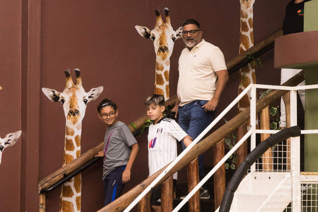 pai e filho com amigo chegando no buffet infantil