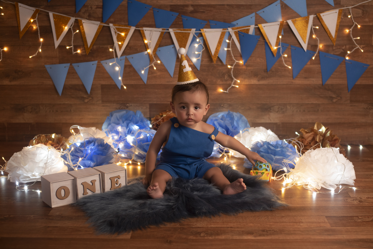 Lindo ensaio de smash the cake do Noah realizado no estúdio Olhos da Alma Fotografia na cidade de Ponta Grossa/PR, clicks Karol Monarini