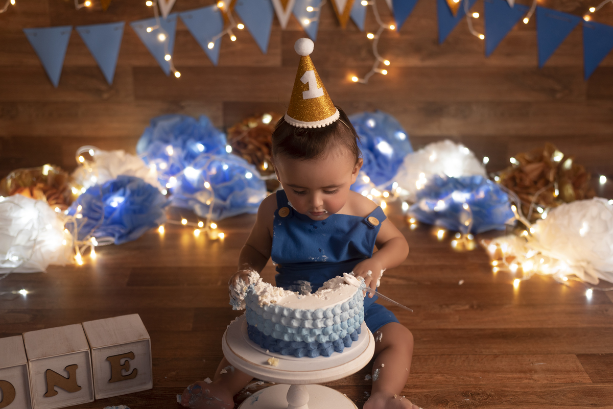 Lindo ensaio de smash the cake do Noah realizado no estúdio Olhos da Alma Fotografia na cidade de Ponta Grossa/PR, clicks Karol Monarini