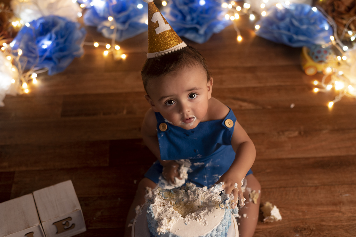 Lindo ensaio de smash the cake do Noah realizado no estúdio Olhos da Alma Fotografia na cidade de Ponta Grossa/PR, clicks Karol Monarini