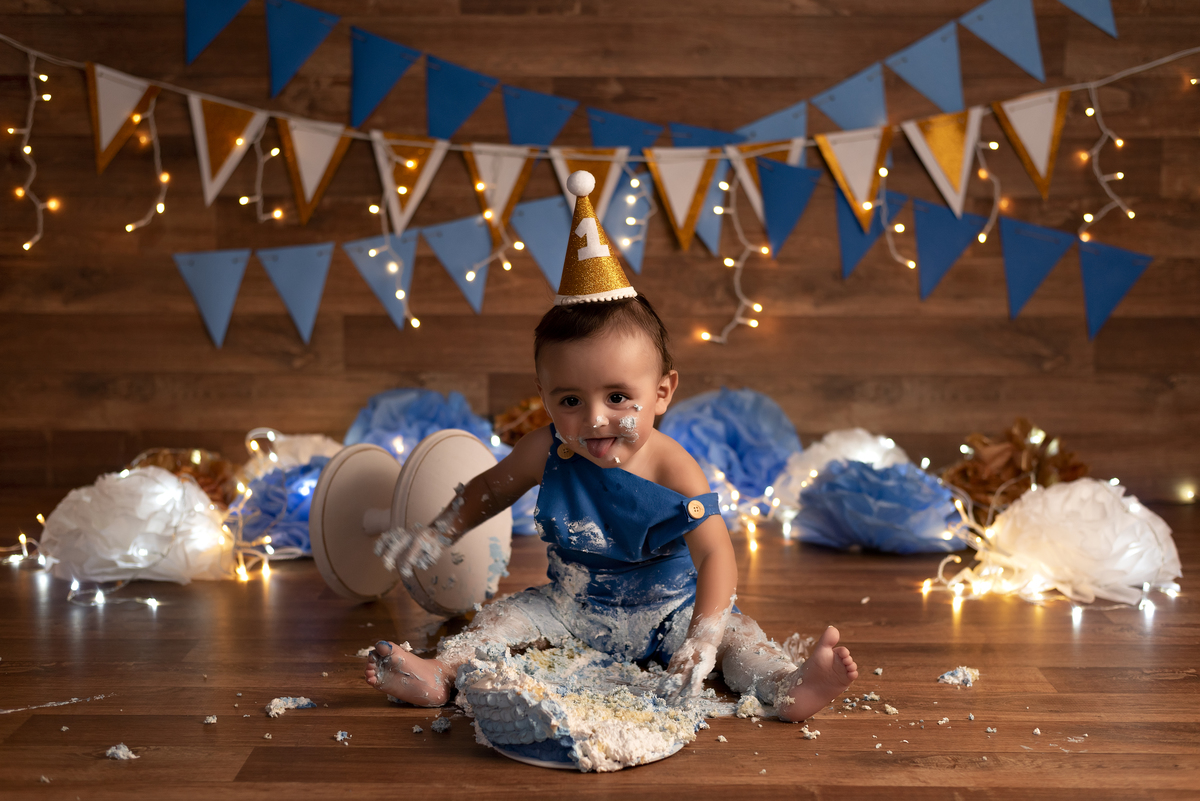 Lindo ensaio de smash the cake do Noah realizado no estúdio Olhos da Alma Fotografia na cidade de Ponta Grossa/PR, clicks Karol Monarini