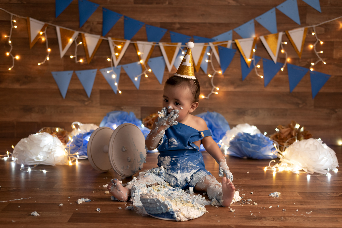 Lindo ensaio de smash the cake do Noah realizado no estúdio Olhos da Alma Fotografia na cidade de Ponta Grossa/PR, clicks Karol Monarini