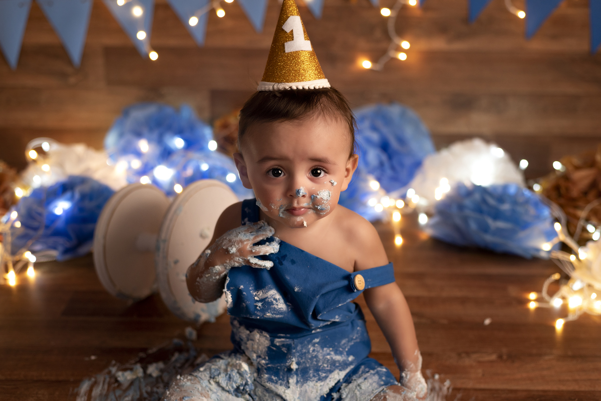 Lindo ensaio de smash the cake do Noah realizado no estúdio Olhos da Alma Fotografia na cidade de Ponta Grossa/PR, clicks Karol Monarini