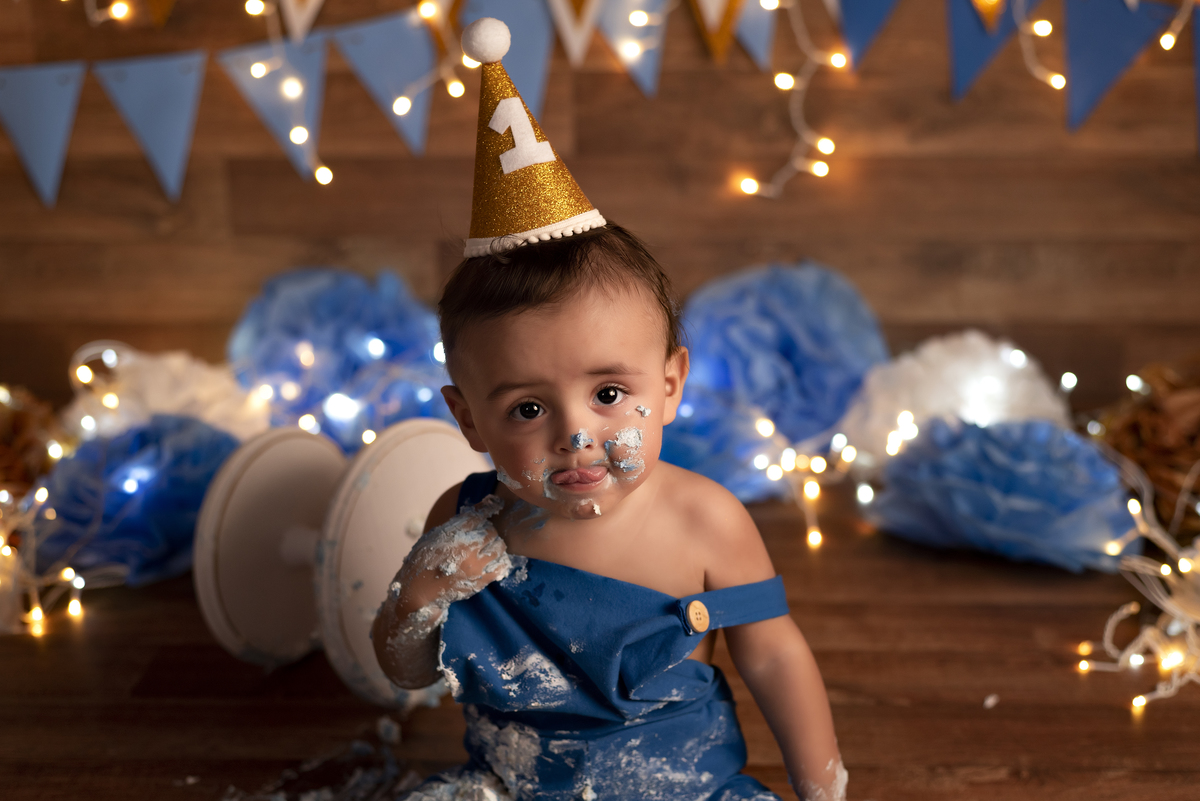 Lindo ensaio de smash the cake do Noah realizado no estúdio Olhos da Alma Fotografia na cidade de Ponta Grossa/PR, clicks Karol Monarini