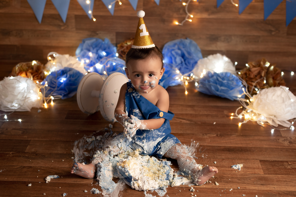 Lindo ensaio de smash the cake do Noah realizado no estúdio Olhos da Alma Fotografia na cidade de Ponta Grossa/PR, clicks Karol Monarini