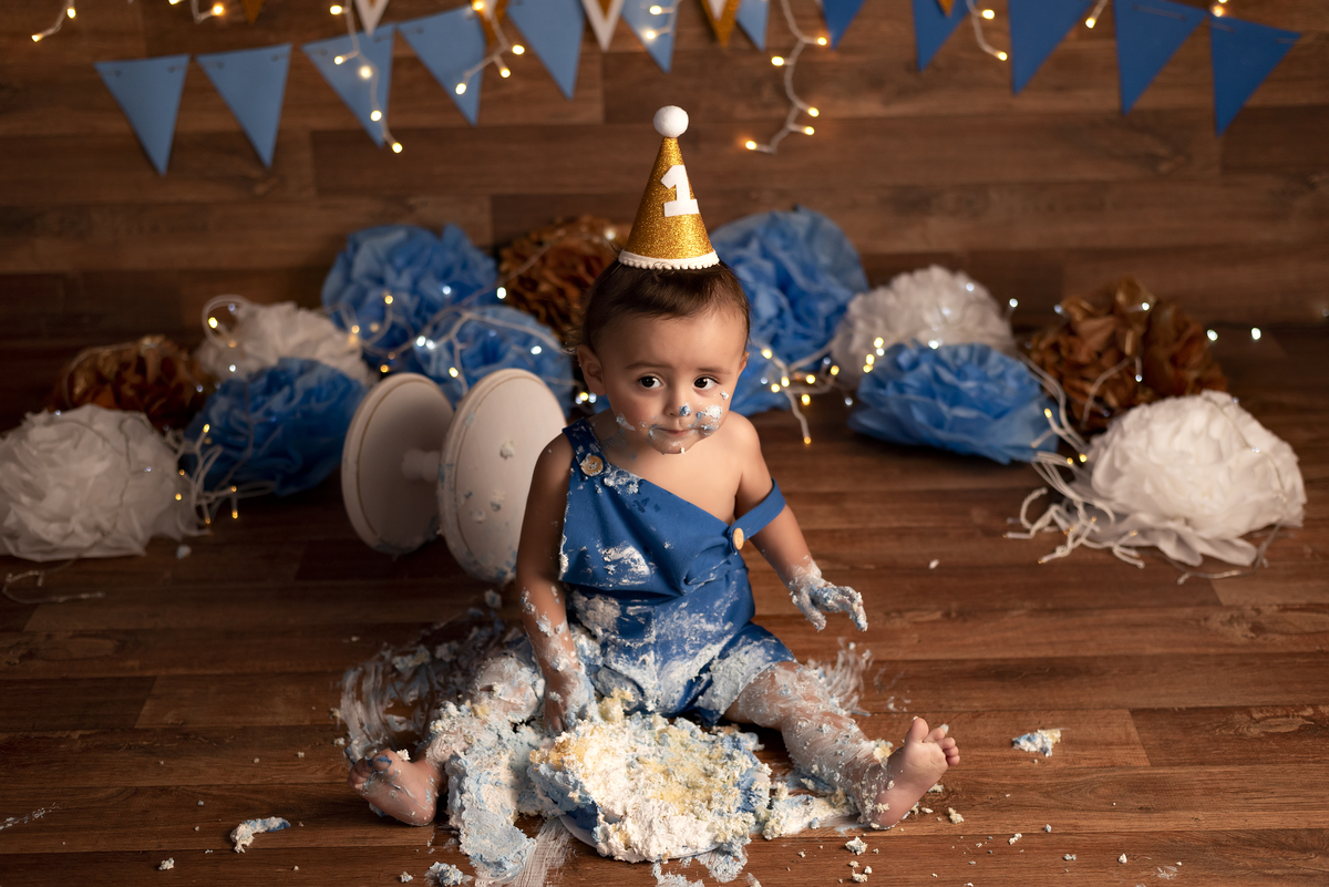 Lindo ensaio de smash the cake do Noah realizado no estúdio Olhos da Alma Fotografia na cidade de Ponta Grossa/PR, clicks Karol Monarini
